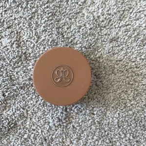 Anastasia - kräm bronzer  - Säljer denna super populära bronzer från Anastasia som endast är använd fåtal gånger, kom privat för mer frågor eller bilder 🫶🏻