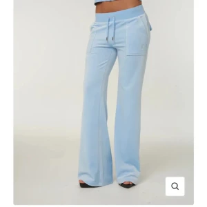 Juicy byxor - Strl M!! Använda få gånger så skick är nästan som nytt! Dem är utsvängda modellen!! Köpare står för frakt💕