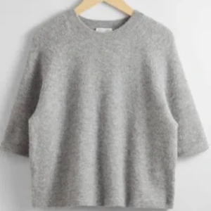 Mörkgrå Other Stories stickad topp - ÄLSKAR 🥰 SÅ SNYGG, men jag tycker tyvärr att den inte passar så bra på mig. 🥲💗 pris kan diskuteras 