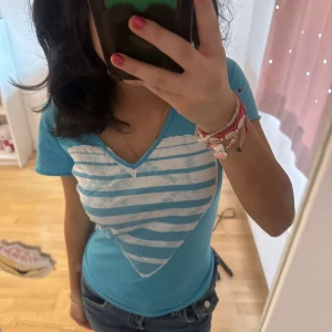 y2k sommar topp emo beachy  - jätte söt beachy y2k tröja! passar perfekt nu till sommaren eller till skolstarten🥰🥰💗