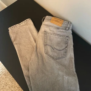 Jack & Jones Jeans - Säljer dessa tvär feta jeans från JACK & JONES i modellen LOOSE/CHRIS och i storlek W28 L32. Skicket är 8/10 med tanke på lite defekter (se bild 5) utöver det inga defekter och jeansen är riktgt sköna!😊   Orginal pris - 600kr  Hos oss endast - 159kr