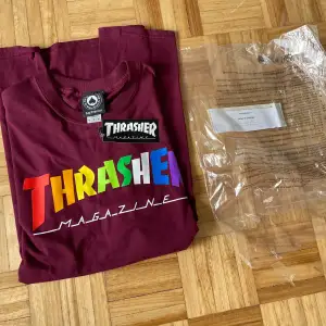 Jag säljer då denna fina Thrasher tshirt helt oanvänd då jag köpte fel och inte kunde lämna tillbaka. Jag har inte tvättat den eller använt den en enda gång och Thrasher klistermärket är kvar. Påsen den kom i är pckså kvar. Helt äkta såklart😀👍🏼