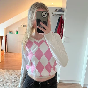 Rutig tröja  - Rutig tröja från märket 4D, i storlek 36. Tröjan är i bra skick och har inga fläckar.