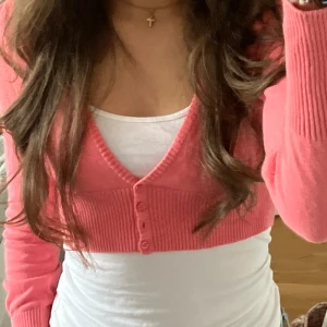 Söt bolero - Söt rosa bolero, i väldigt fint skick. Kom privat innan köp 💓Alla knappar finns på boleron, glömde bara att knäppa en knapp när bilderna togs. Pris ej diskuterbart.