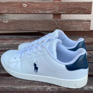 Ralph Lauren skor - Köpte dem begagnad men är för stora 💓jag har bara använt den två gånger sen jag köpte de. Skriv om du har mer frågor😊