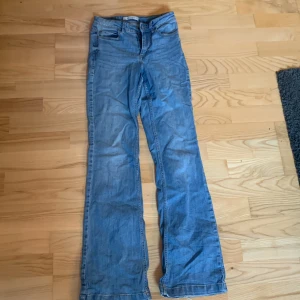 Bootcut jeans - Säljer ett par bootcut jeans. Köpta på Ellos för 600kr, skulle säga att dem är midwaist, pris kan diskuteras vid snabb affär❤️