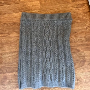 Kjol Nakd - Säljer denna stickade/virkade kjol från Nakd, aldrig använd