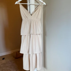 Volangklänning - Super fin volangklänning från vero Moda, knappt använd. Kan skicka fler bilder vid intresse. Köpare står för frakt