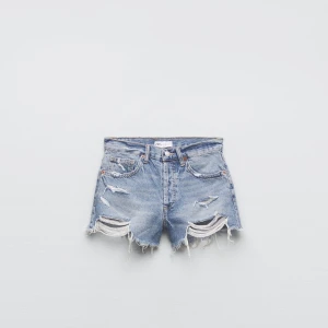 Jeans shorts  - Snygga jenasshorts från zara som tyvär inte kommit till användning, trådarna på vänster sida är av, och lite på höger, men skitsnygga på ändå 
