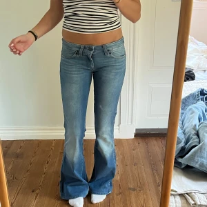 Lågmidjade jeans  - Lågmidjade vintage jeans.  Jag på bilden är 170cm.  Midjemåttet: 38cm (rätt över )  Inerbenslängd: 83cm Inga defekter 💕 använd dig utav köp nu🫶