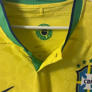 Neymar brasil player version tröja - Säljer nu min neymar tröja för jag har ingen användning av den. Tröjan köpte jag på rea för 1000kr fast den kostar 1850kr egentligen 