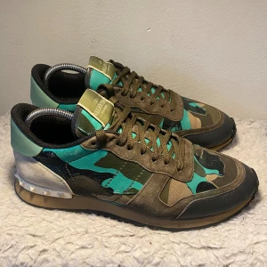 Valentino Rockrunners  - Hej! Vi säljer dessa otroligt snygga och unika Valentino Rockrunners. Skorna är i mycket bra skick 9/10. Hör av dig vid frågor!
