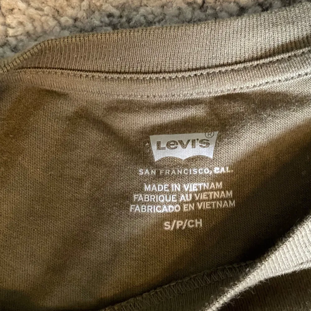 Säljer min jättefina t-shirt från Levis! Knappt använd. Några defekter på trycket men inget man tänker på!. T-shirts.