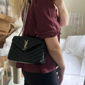Ysl väska  - Säljer nu denna jättefina väskan, knappt använd. Osäker på äktheten då jag fått den i present men tillkommer en vit ”påse” till väskan. As snygg. Men tyvärr så kommer den inte till användning så mkt längre. Går att göra kedjan lång med över bröstet 