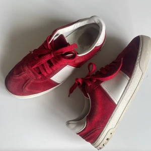 Valentino Flycrew 🌹 - Använt skick, men mycket kvar att ge! Storlek 40 men passar upp till 41,5  Inget og, byte öppet, 2 nitar borta på varje sko, skon har lossnat lite mellan sulan och skon försökt fixa med lim, men inget man tänker på