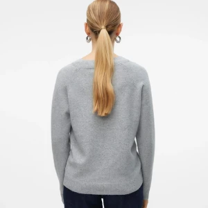 Vmdoffy pullover - En stickad tröja från Vera Moda. I bra kvalitet med bra passform. Bra som basplagg i garderoben💕💕