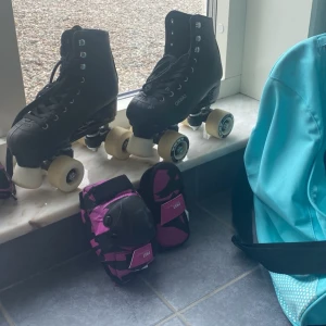 Rullskridskor  - Innermått 22cm. Skydd och väska ingår.