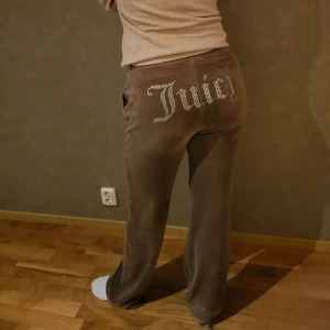 Jusiy couture  - Beige/bruna jusiy couture byxor🤍 andvända få gånger så är i mycket bra skick 🤍 