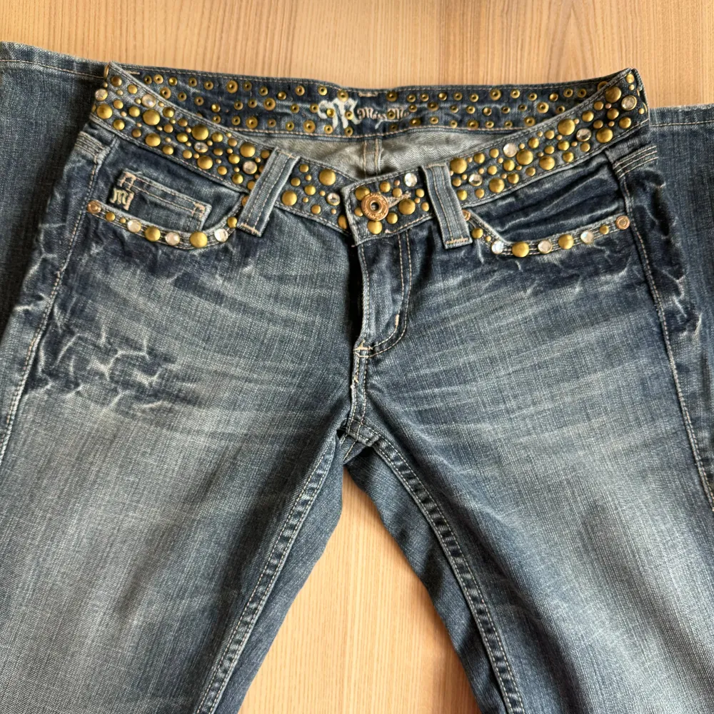 Jättefina jeans ifrån miss me nästan aldrig använda (1 gång). Vintage köpta i USA, storlek 28. Blåa med fina detaljer i guld. Lågmidjade.. Jeans & Byxor.