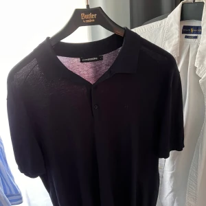 J.Lindberg piké  - Stl L passa mig som är M och 180 cm lång. Kan tänka mig att byta eller prisförslag. Varför den är så dyr är för att det är samet och ny pris går den för 1800kr