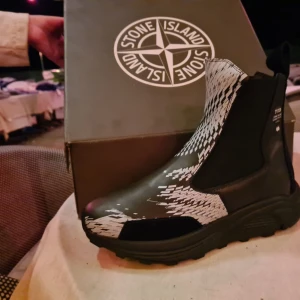Stone island stövlar/ skor - Stone island skor/ stövlar storlek 40/41, bra skick 8/10, jävligt snygga till vinter och ovanliga eftersom de slutade säljas för typ 3 år sedan de var deras vinter kollektion, men är för små för mig nu så vill sälja dessa snabbt så kan gå ner i pris 