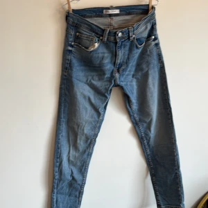 Blå jeans från Zara - Ett par blå jeans från Zara i storlek 40. lite små på mig som är 181. Slim fit. skick: 8/10