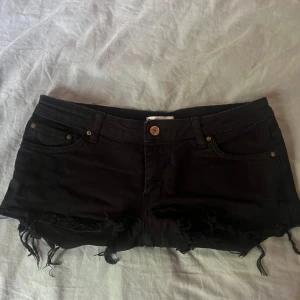 Svarta jeans shorts - Svarta jeans shorts från Gina, bra skick 