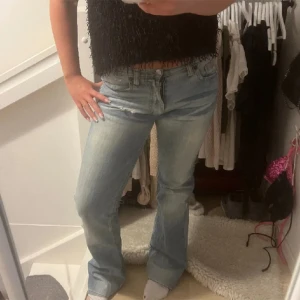Fornarina jeans - säljer eftersom dem inte passar längre, bilderna är från den tidigare ägaren men det är bara att fråga om man vill ha fler bilder💞 midjemåttet: ca 36cm innerbenslängden: 77cm ytterbenslängden: 105cm