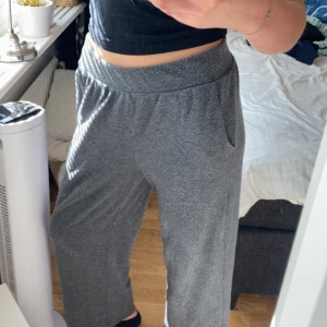 Mjukis byxor  - Sköna mjukis byxor, väldigt luftiga och är ett bra alternativ att ha på sig hemma för att vara bekväm 