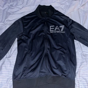 Armani zip hoodie  - Armani zip hoodie i storlek L skicket är som ny inga fläckar och inget slitage