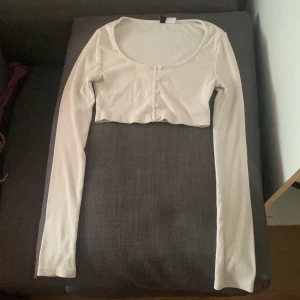 Vit kort långarmad tröja med vita knappar - En vit kort långärmad tröja med vita knappar, jätte snygg och skön med randigt mönster🤍