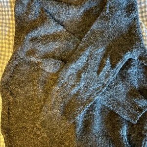  grå stickad tröja ❣️ - söt grå stickad tröja från lager 157, inga som helst defekter, använd fåtal gånger, säljer pga att den har blivit för stor 💓 skriv om ni vill ha fler bilder eller något annat så fixar jag det 💓