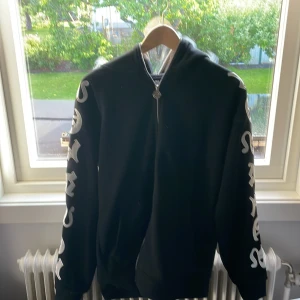 Full zip hoodie - En full zip hoodie som är storlek S. Säljer den för jag beställde den men tyckte inte riktigt om den och den är för stor. Aldrig använd och i perfekt skick.