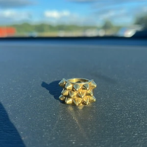 Ring  - Ringen är väldigt bra Skick har bara använt den 1 vecka för att ringen är för liten för mig  