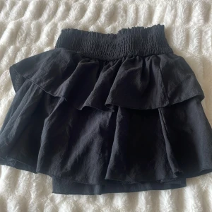 Svart volang kjol  - Helt oanvänd volang kjol från SHEIN Bra material och inte genomskinlig Storlek S / 36 