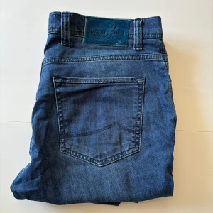 Jacob Cohen Jeans - Hej, säljer nu ett par Jacob Cohen jeans i nyskick. Storleken är 34 och passar runt 185-190cm. Nypris är cirka 5000kr och kommer vara riktigt snygga nu i sommar. Vi kommer att sälja liknande produkter nu i sommar så glöm inte följa profilen!🌊🍾