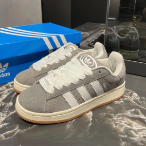 Adidas campus - Säljer nu mina helt nya gråa adidas campus till ett mycket bra pris vid ytterligare frågor eller funderingar är det bara att skriva ✍️ 