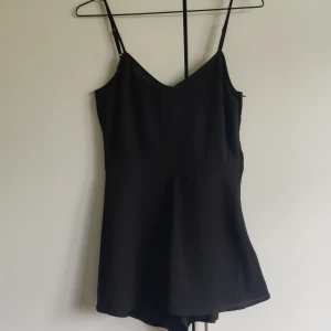 Jumpsuit/playsuit med öppen rygg - Jumpsuit med öppen rygg storlek 36 men något liten i storleken skulle jag säga. Bra skick, knappt använd.