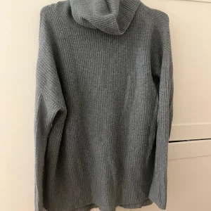 Grå stickad tröja - Säljer min stickade tröja från edc då den inte koller till andvänding längre💕
