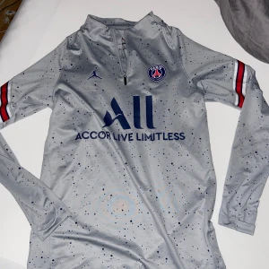 Psg tröja  - Psg tröja i nyskick, använd runt 10 gånger. Säljer då den blivit för liten 