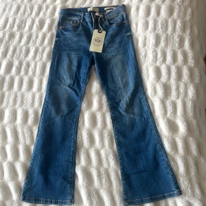 Blåa flared jeans - Ett par helt oanvända snygga jeans från BSB  Storlek 25  Jätte bra material och fina detaljer Köpte de i Grekland för 600kr Säljer pga för korta 