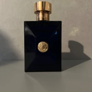 Dylan Blue - Säljer en Versace Dylan blue kolla sista bilden för att se hur mycket de är i!!  Skicka pm vid funderingar eller mer bilder!!🔥🤩