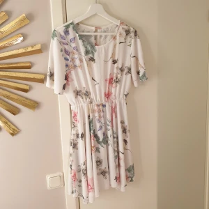 Blommig klänning  - Klänning i nyskick 🌸