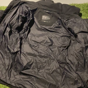 Sail racing jacka  - Äkta Sail racing jacka. Köpt från kidsbrandstore 1 år sedan  Bra skick  Storlek 176 