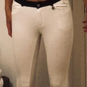 vita ridbyxor - super fina vita ridbyxor, passar perfekt till tävlingar men också bara träningar man vill känna sig uppklädd till. använda fåtal gånger. köpt för 350 säljs för 100kr pris kan diskuteras 
