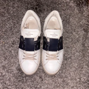 Valentino open mörkblå - Hej, säljer mina Valentina opens i färgen mörkblå. Storlek 38 och ganska bra skick. Skriv till mig för mer frågor😁