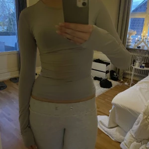 Weekday topp - Superskön Weekday topp i grå färg som formar kroppen så fint! Tunn och mjuk i materialet. I nyskick!🫶🏻