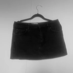 Jeanskjol - Svart jeanskjol från mango. Den var längre men jag sydde om den. Skick 10/10❣️