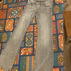 Grå low rise jeans  - Helt nya hara bara haft på mig 1 gång tyckte inte om de 