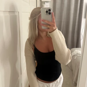 Söt kort kofta - Köpt i usa så vet inte märket, i mycket fint skick. Storlek L men passar utmärkt på mig som vanligtvis bär xs💓